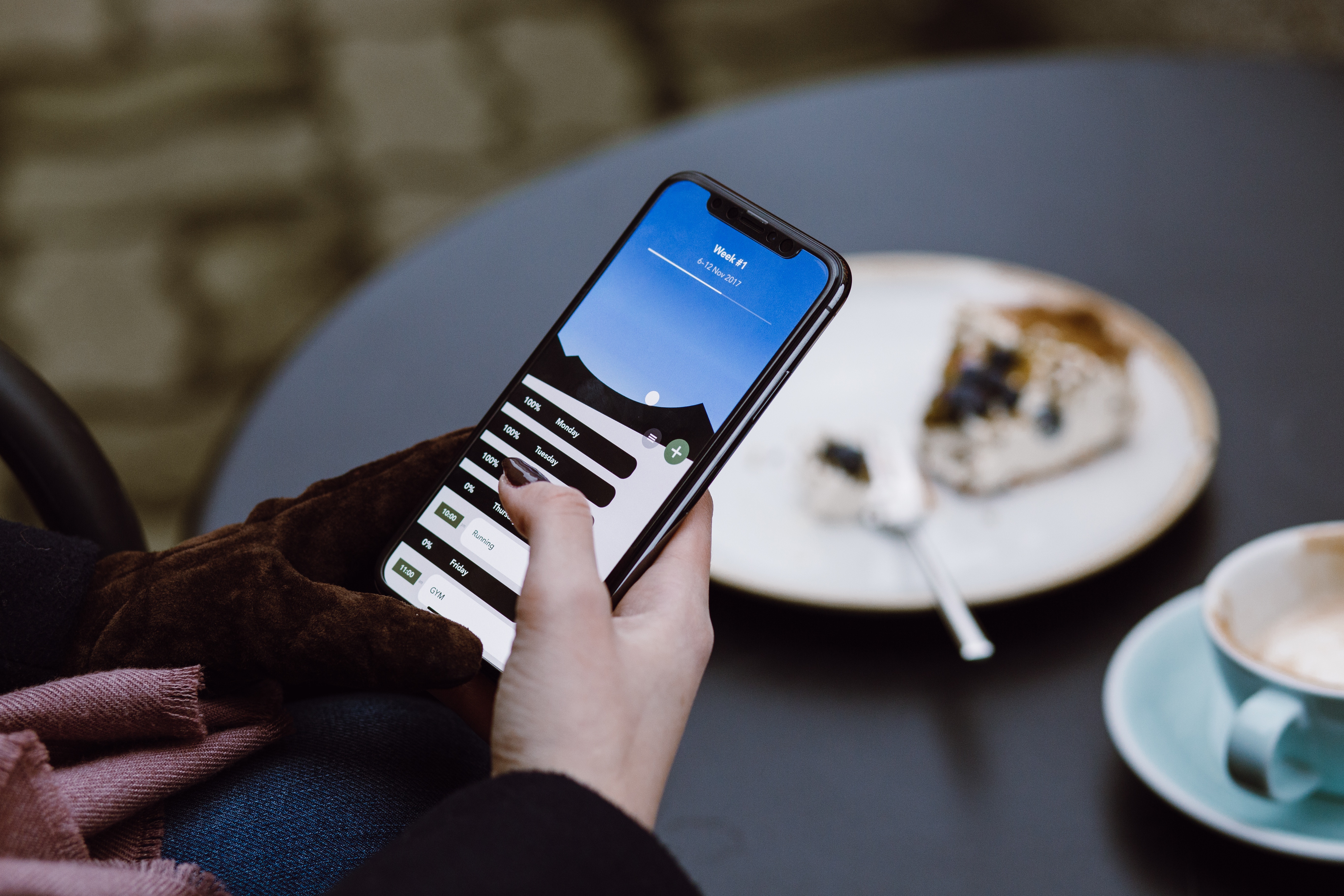 iPhoneXSを落とした!落としやすい状況&予防方法とは